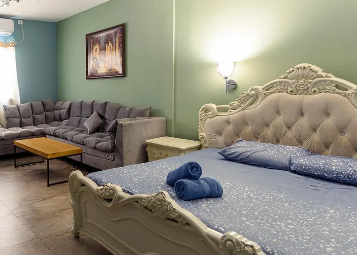 Central Laguardia Hotel