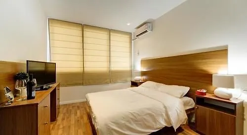 Central Laguardia Hotel